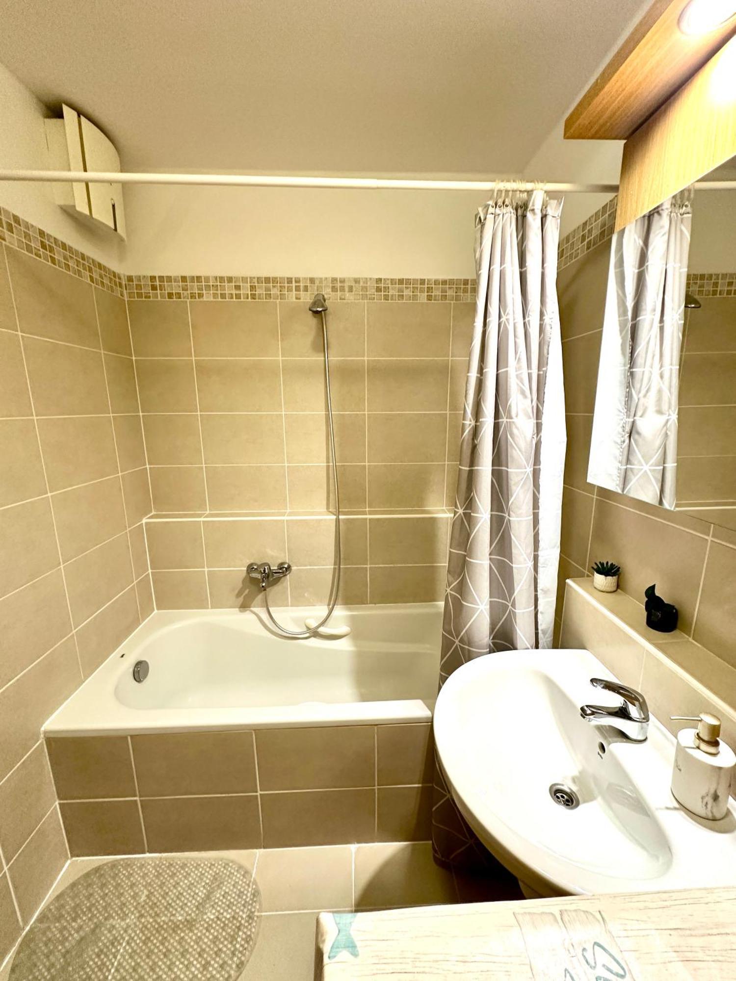 Central Apartment With Balcony Budapest Extérieur photo